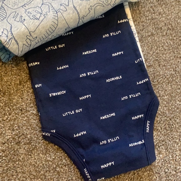 Carter’s Baby boy onesie set - Picture 4 of 5